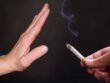 mão aberta em sentido de pare de frente para um cigarro com a intenção de demonstrar o tratamento com Hipnose para parar de fumar