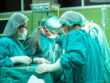 equipe médica e de enfermagem em uma sala de operação para simular o efeito da Hipnoterapia em pacientes cirúrgicos
