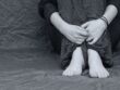 Imagem em preto e branco de pessoa triste para demonstrar a importância da Hipnose para depressão