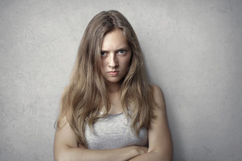 moça com cara de brava para demonstrar o uso da A hipnoterapia na desregulação do afeto